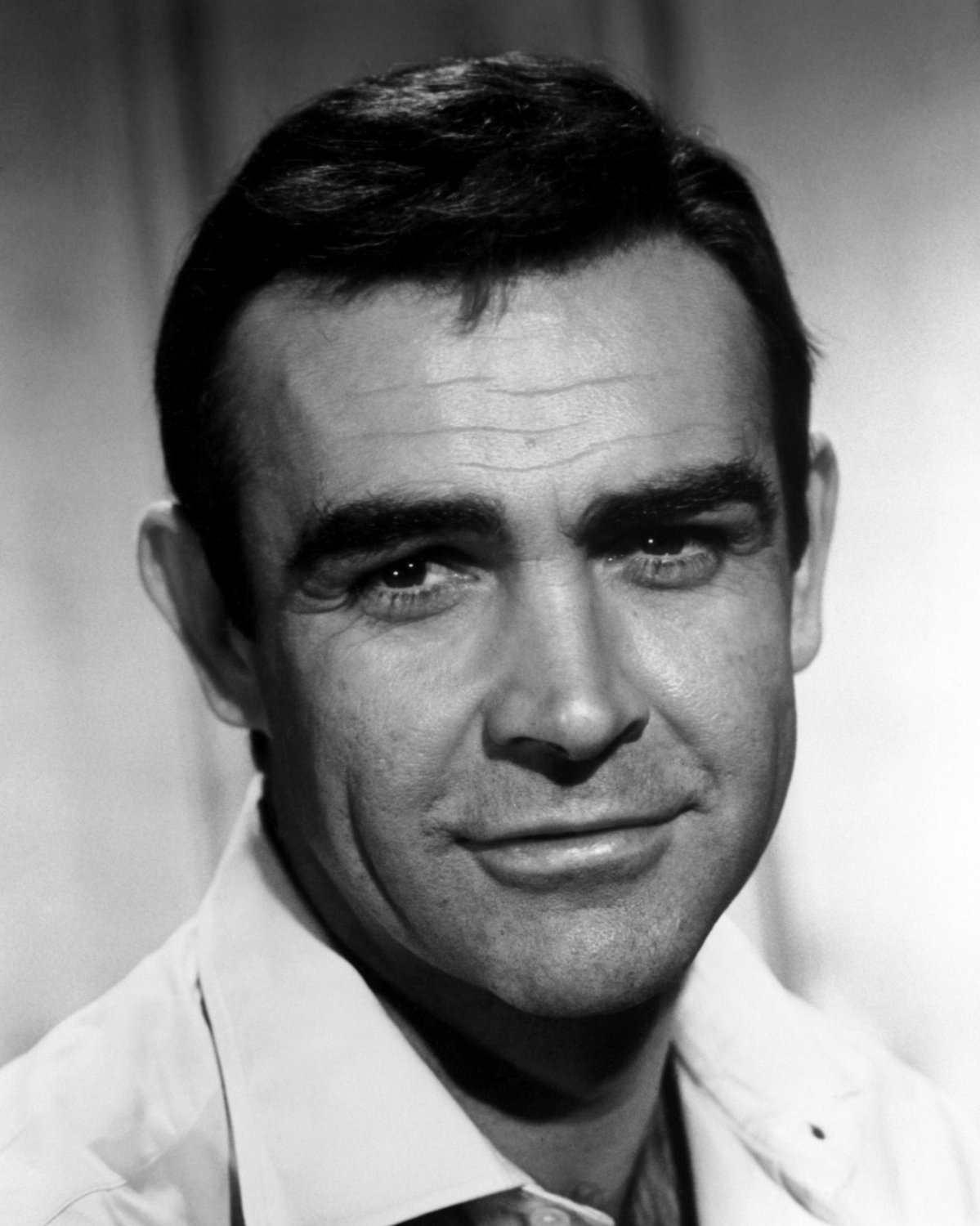 ACADEMY AWARD WINNING ACTOR SEAN CONNERY - 8X10 PHOTO (ZZ-329)