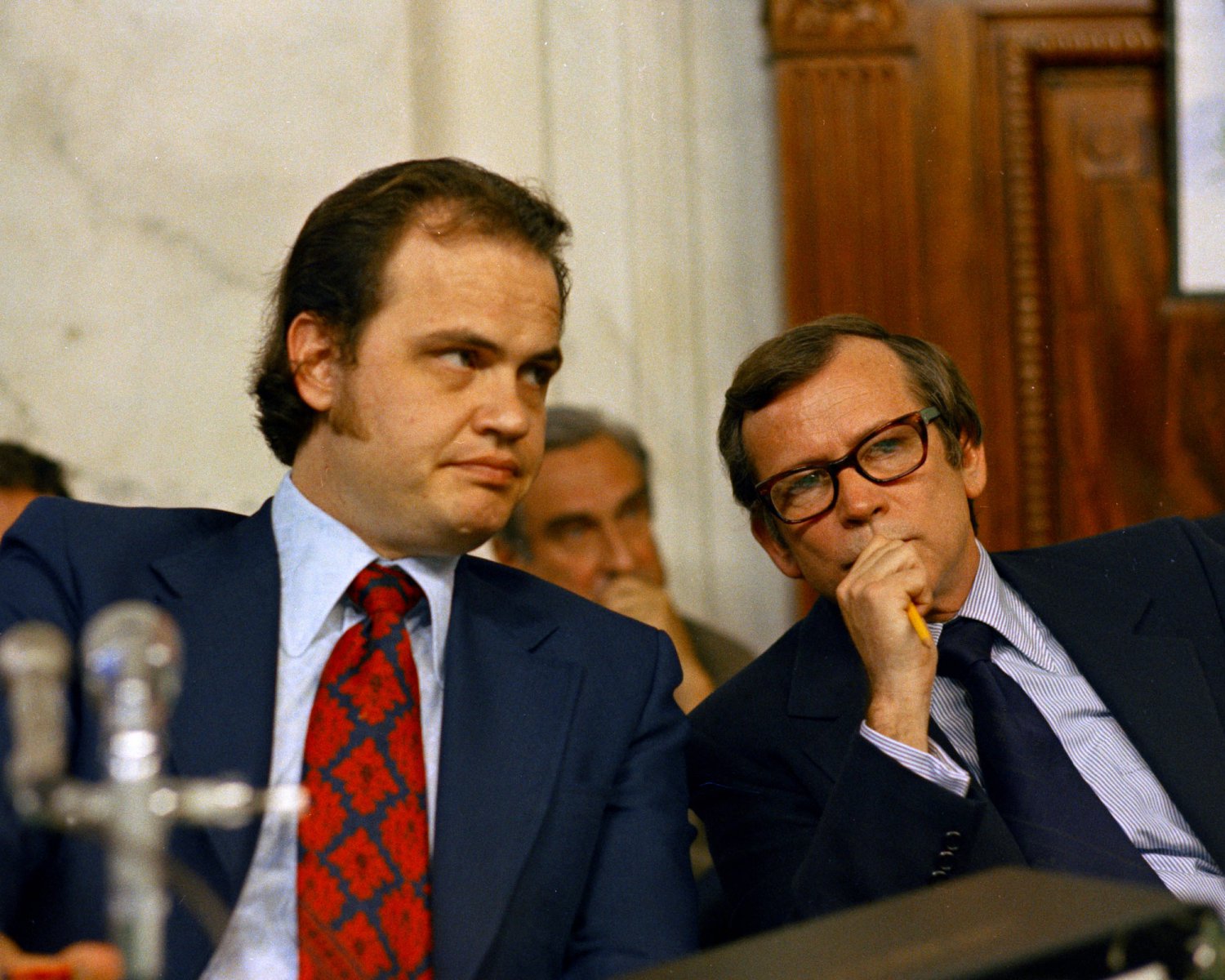 SENATOR HOWARD BAKER & FRED THOMPSON ON WATERGATE COMMITTEE 8X10 PHOTO (ZY-100)