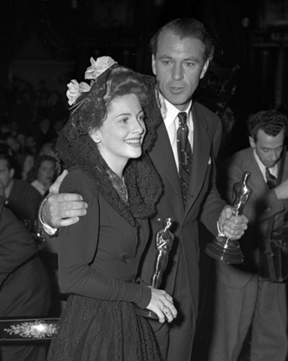 JOAN FONTAINE GARY COOPER HOLD OSCARS AFTER ACADEMY AWARDS 8X10 PHOTO (CC-040)
