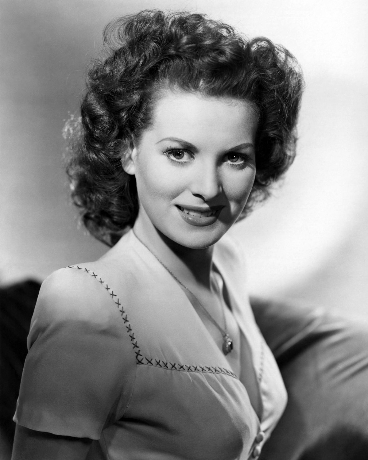 ACTRESS MAUREEN O'HARA - 8X10 PUBLICITY PHOTO (ZY-019)