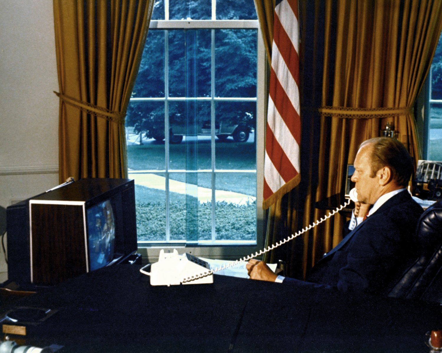 PRES. GERALD FORD TALKS TO CREW OF APOLLO-SOYUZ PROJECT 8X10 NASA PHOTO (AA-041)