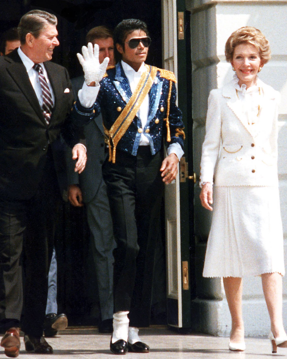 PRESIDENT RONALD REAGAN AND NANCY WITH MICHAEL JACKSON - 8X10 PHOTO (AA-057)