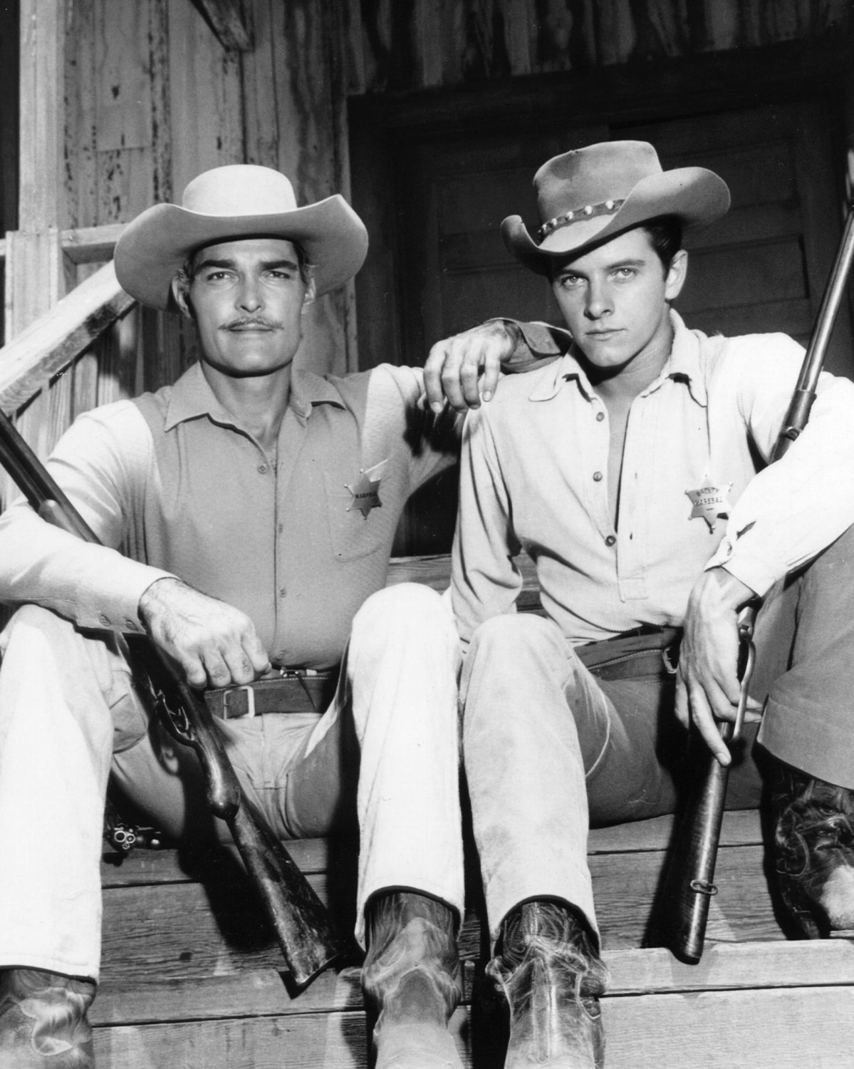 JOHN RUSSELL & PETER BROWN IN 'LAWMAN - 8X10 PUBLICITY PHOTO (DA-607)