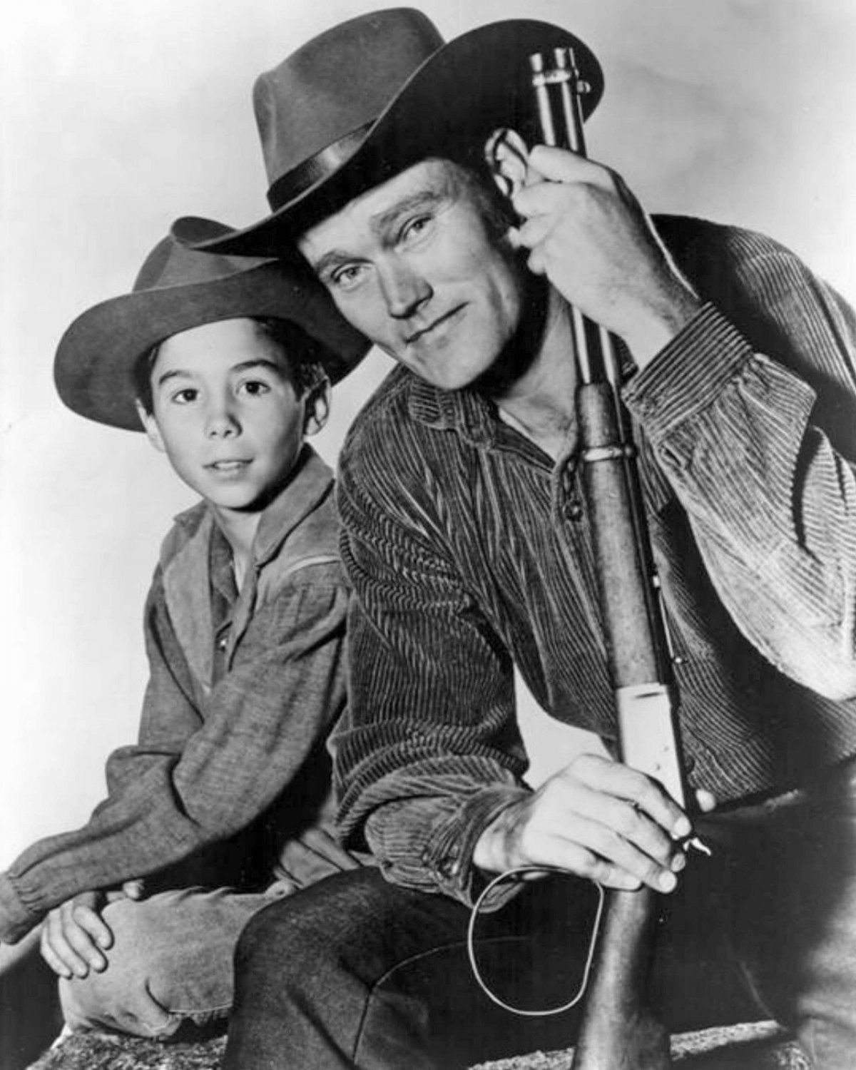 CHUCK CONNORS JOHNNY CRAWFORD IN THE RIFLEMAN X PUBLICITY PHOTO DA