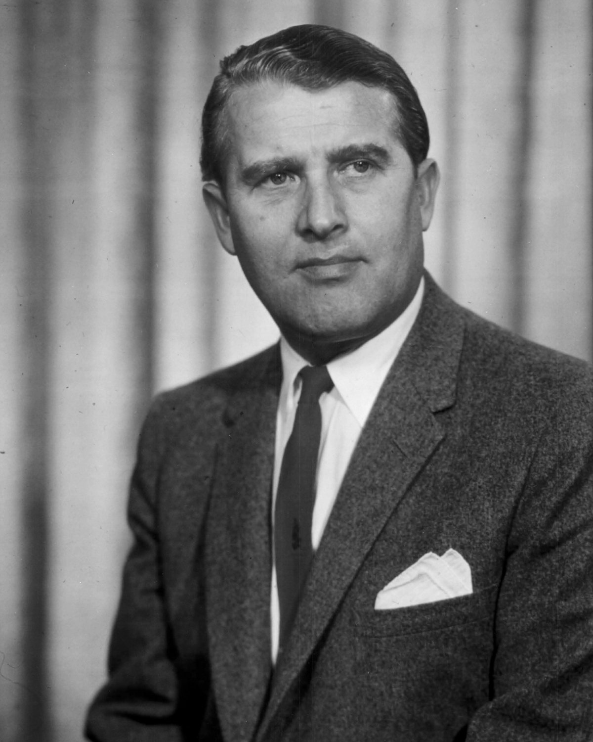 DR. WERNHER VON BRAUN - 8X10 NASA PHOTO (DA-307)