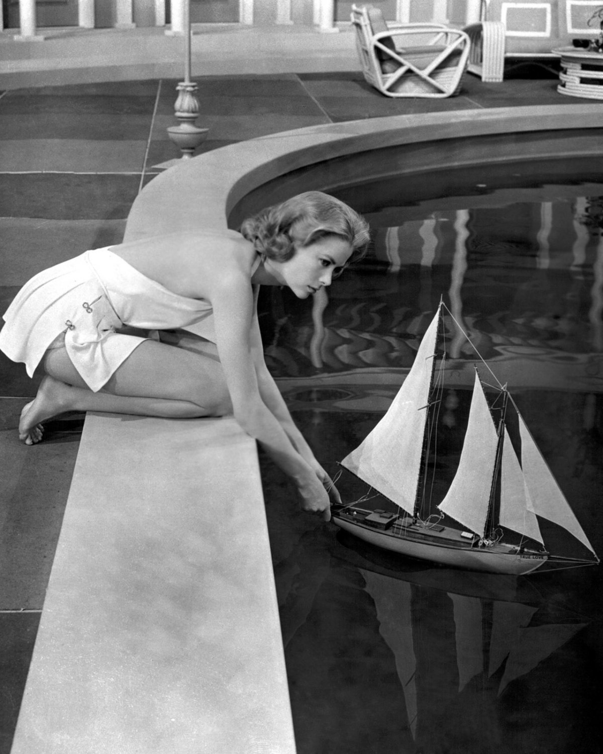 GRACE KELLY AS TRACY SAMANTHA LORD 'HIGH SOCIETY' 8X10 PUBLICITY PHOTO (ZZ-122)
