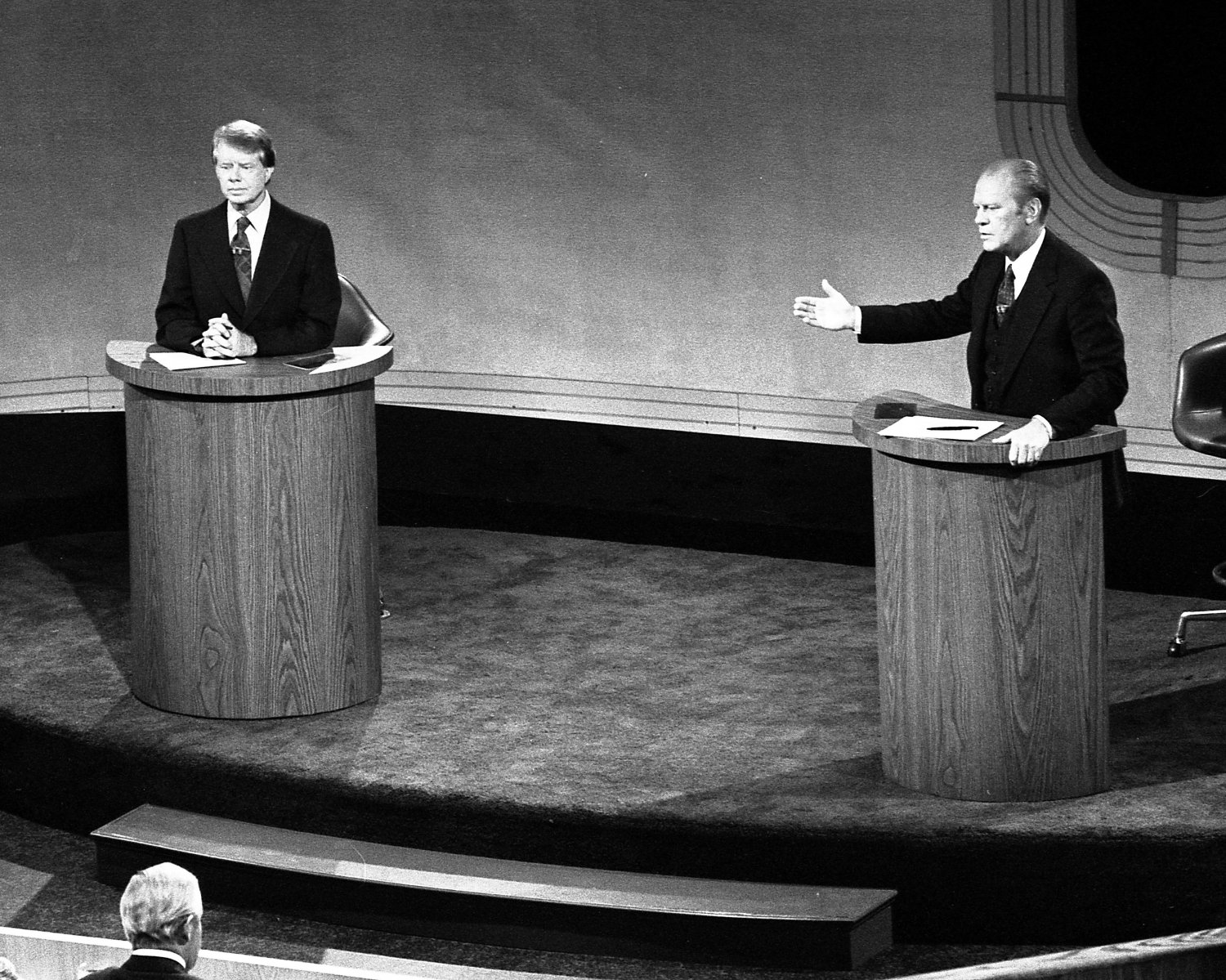 PRESIDENT GERALD FORD DEBATES JIMMY CARTER IN FIRST DEBATE - 8X10 PHOTO (AA-873)