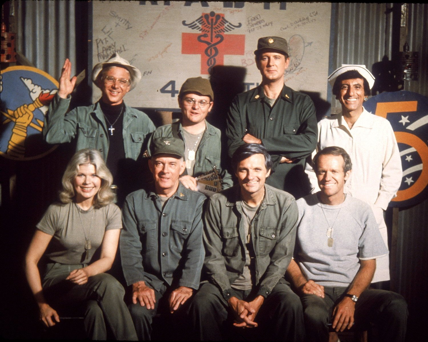 CAST PHOTO FROM THE TV SHOW 'M*A*S*H' MASH - 8X10 PUBLICITY PHOTO (AA-697)