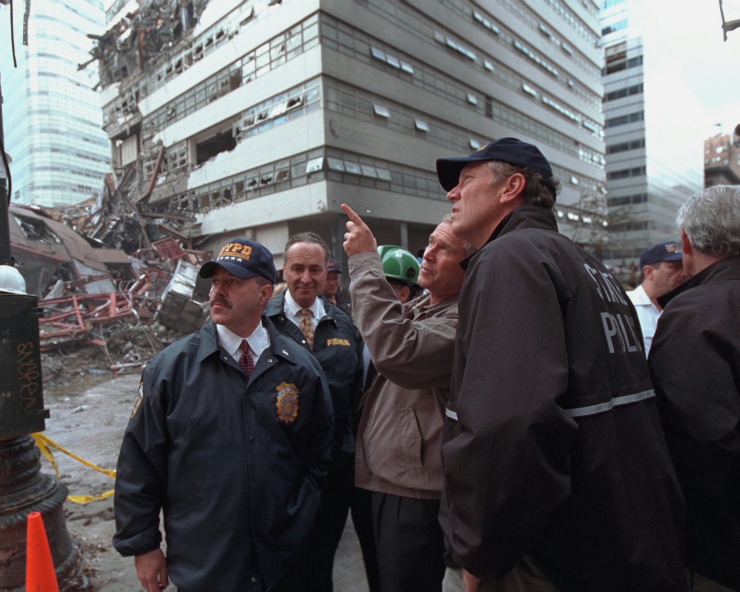 GEORGE W. BUSH SURVEYS DAMAGE AT THE WORLD TRADE CENTER ON SEPTEMBER 11 9/11 - 8X10 PHOTO (AA-062)