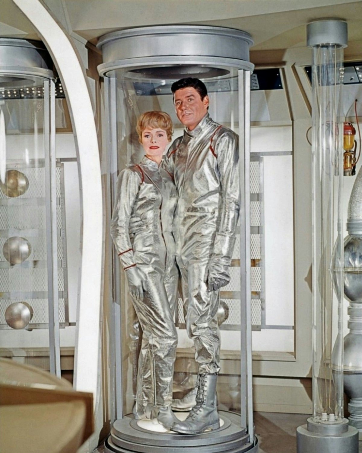 GUY WILLIAMS & JUNE LOCKHART IN 'LOST IN SPACE' - 8X10 PUBLICITY PHOTO (DA-648)
