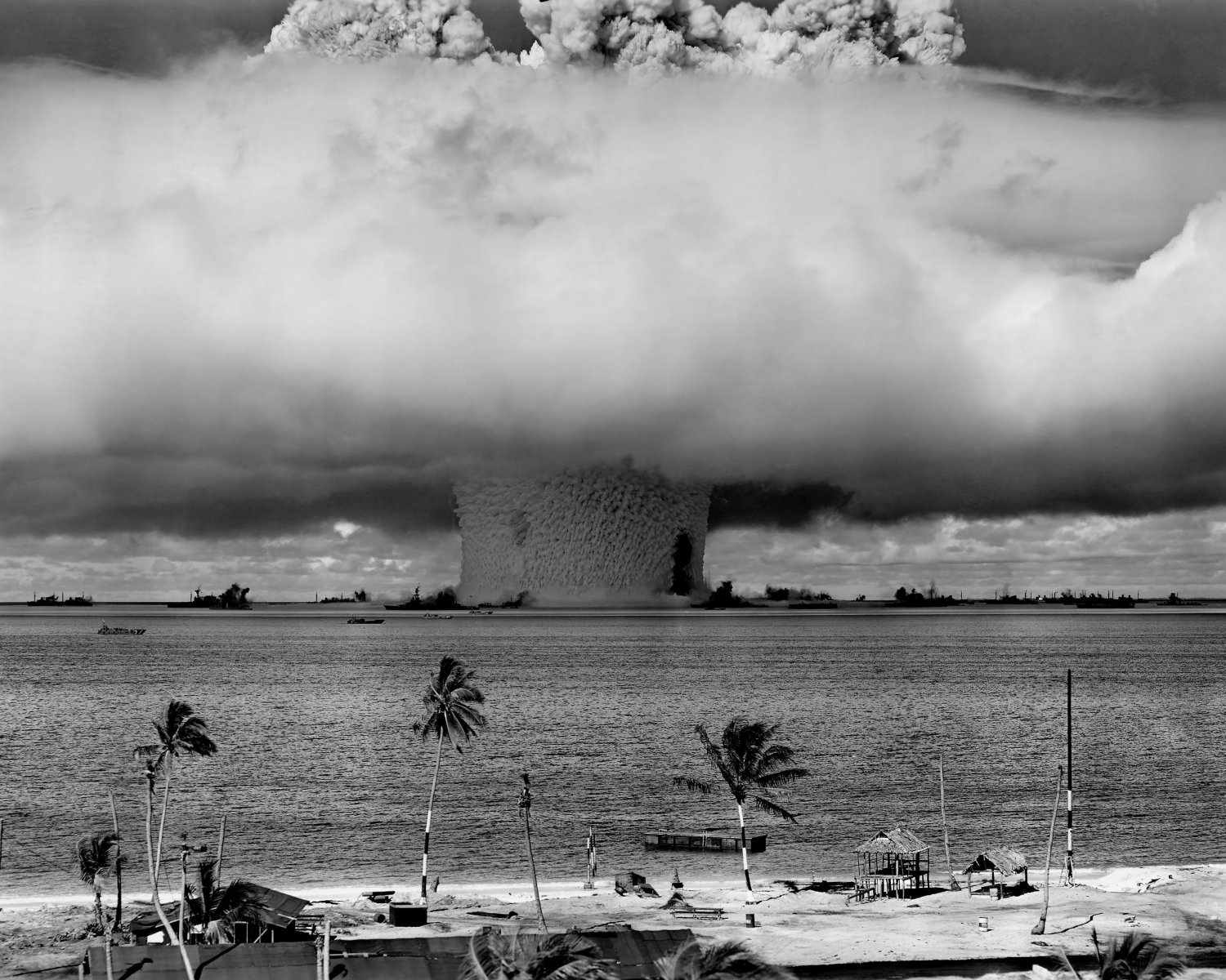 1946 BAKER EXPLOSION NUCLEAR WEAPON TEST AT BIKINI ATOLL - 8X10 PHOTO (BB-654)