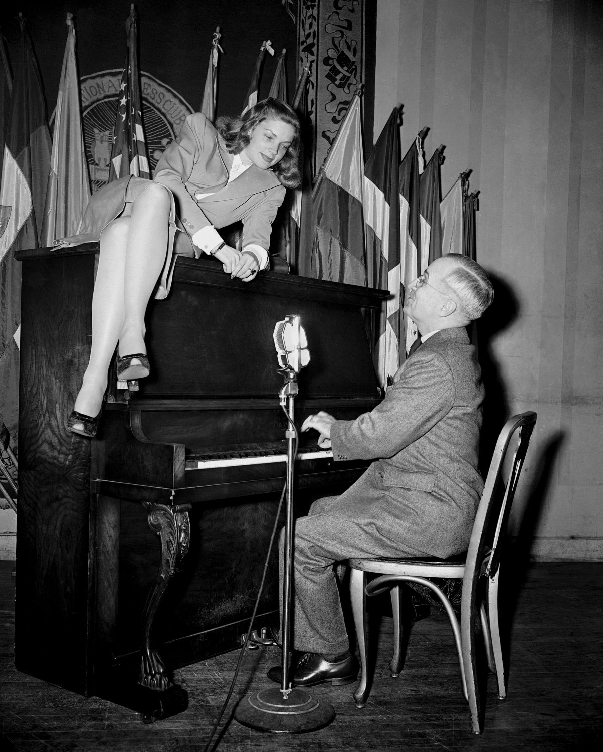 LAUREN BACALL & HARRY TRUMAN AT NATIONAL PRESS CLUB CANTEEN 8X10 PHOTO (EP-545)