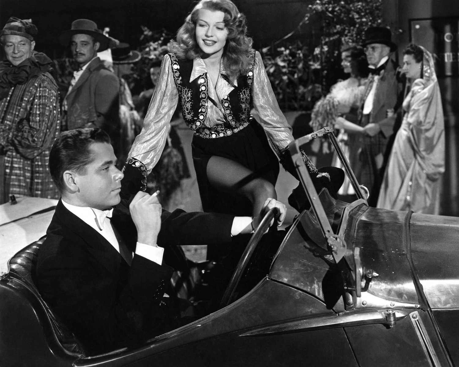 RITA HAYWORTH AND GLENN FORD IN THE FILM 'GILDA' - 8X10 PUBLICITY PHOTO (NN-011)
