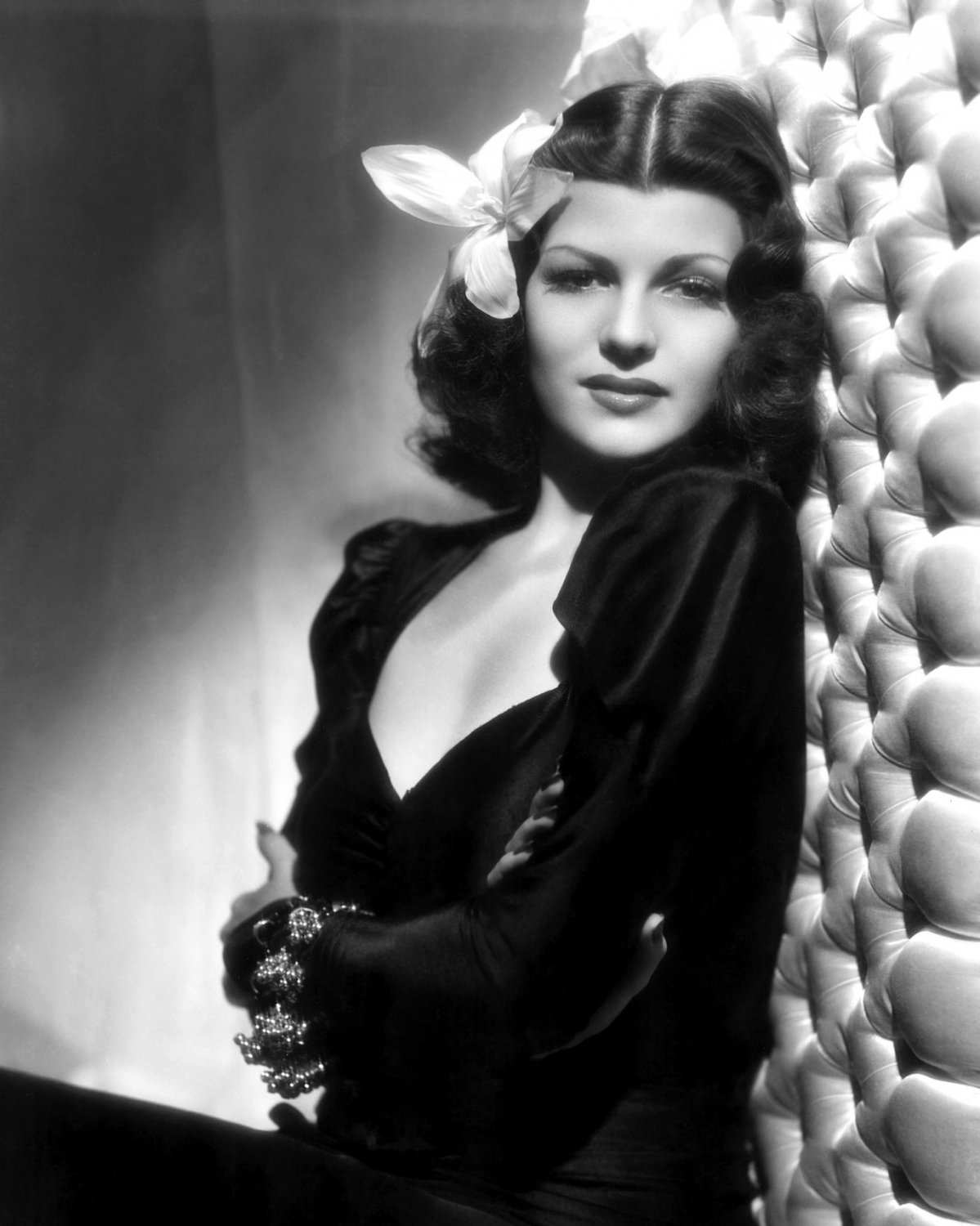 LEGENDARY ACTRESS RITA HAYWORTH - 8X10 PUBLICITY PHOTO (NN-069)