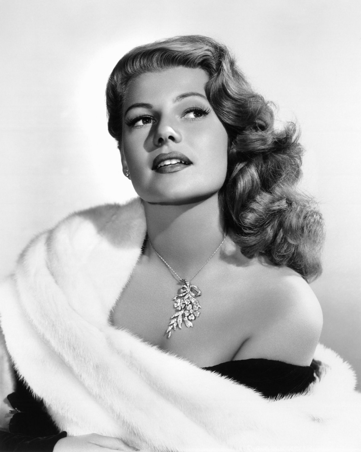 ACTRESS RITA HAYWORTH - 8X10 PUBLICITY PHOTO (NN-100)