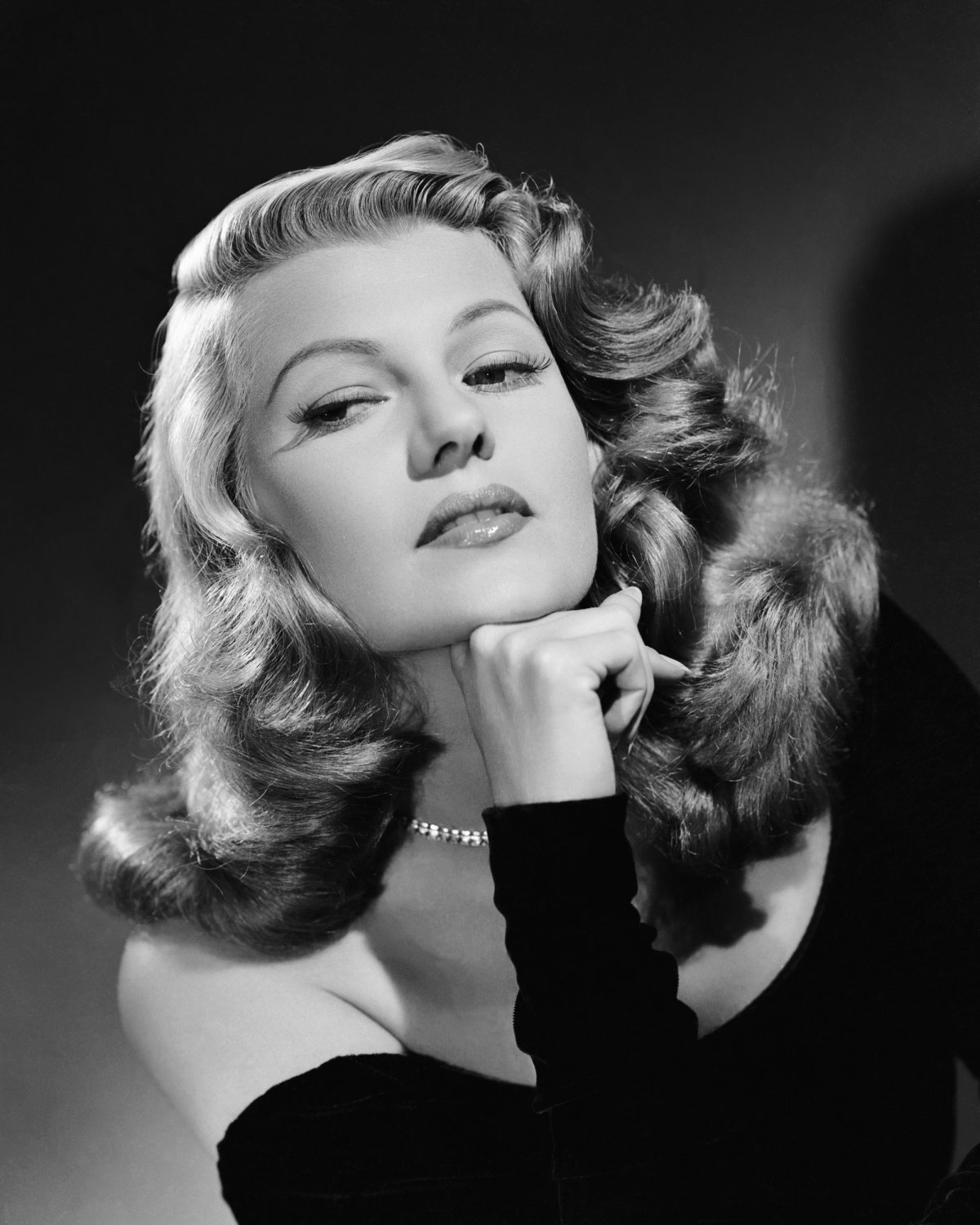 LEGENDARY ACTRESS RITA HAYWORTH - 8X10 PUBLICITY PHOTO (NN-118)