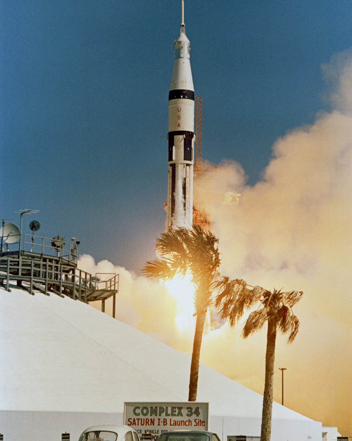LIFT OFF OF THE APOLLO 7 MISSION ON SATURN 1B - 8X10 NASA PHOTO (BB-079)