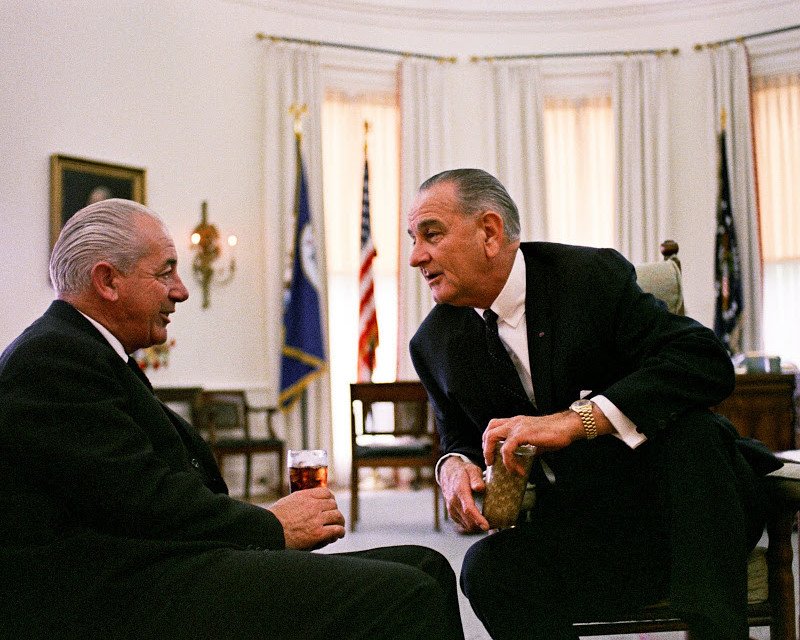 LYNDON B. JOHNSON WITH AUSTRALIAN PRIME MINISTER HAROLD HOLT 8X10 PHOTO (BB-106)