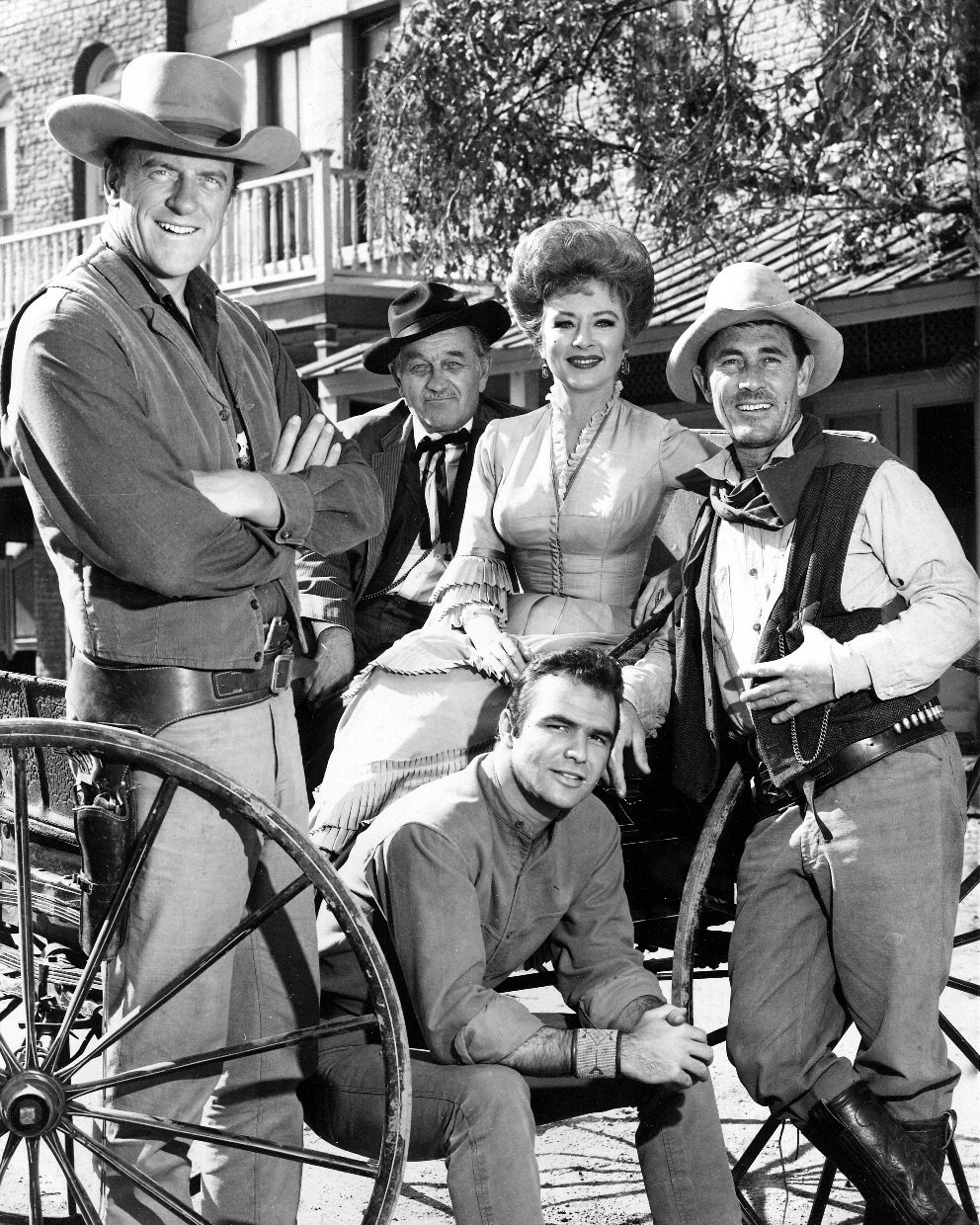 CAST OF THE TELEVISION SHOW 'GUNSMOKE' 8X10 PUBLICITY PHOTO (BB785)