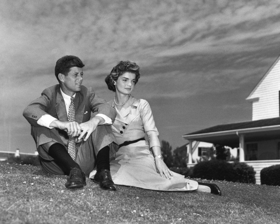 JOHN F. KENNEDY & FIANCÉ JACQUELINE BOUVIER IN 1953 - 8X10 PHOTO (AA-794)