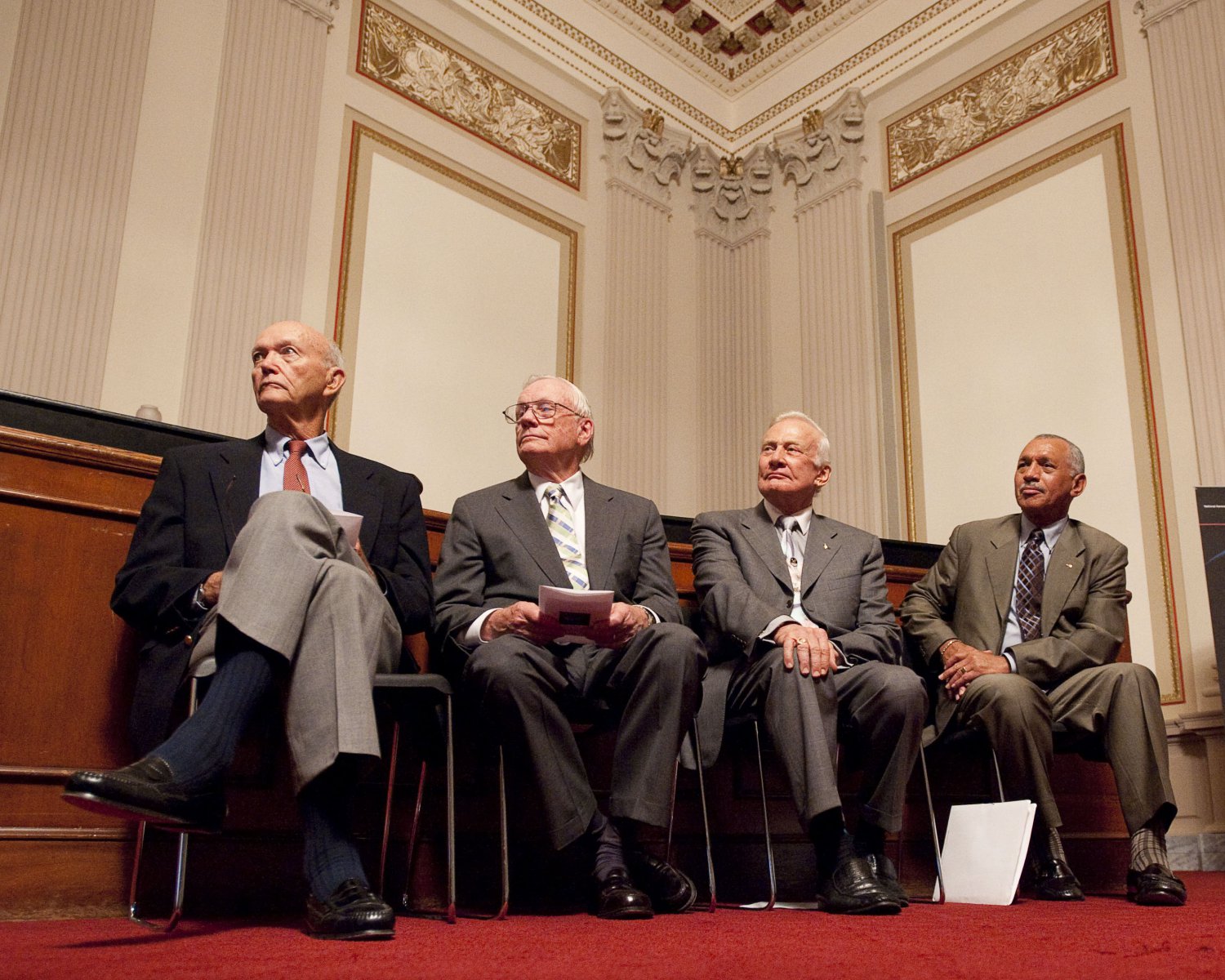 APOLLO 11 ASTRONAUTS ARMSTRONG, ALDRIN & COLLINS GET MEDAL - 8X10 PHOTO (EP-175)