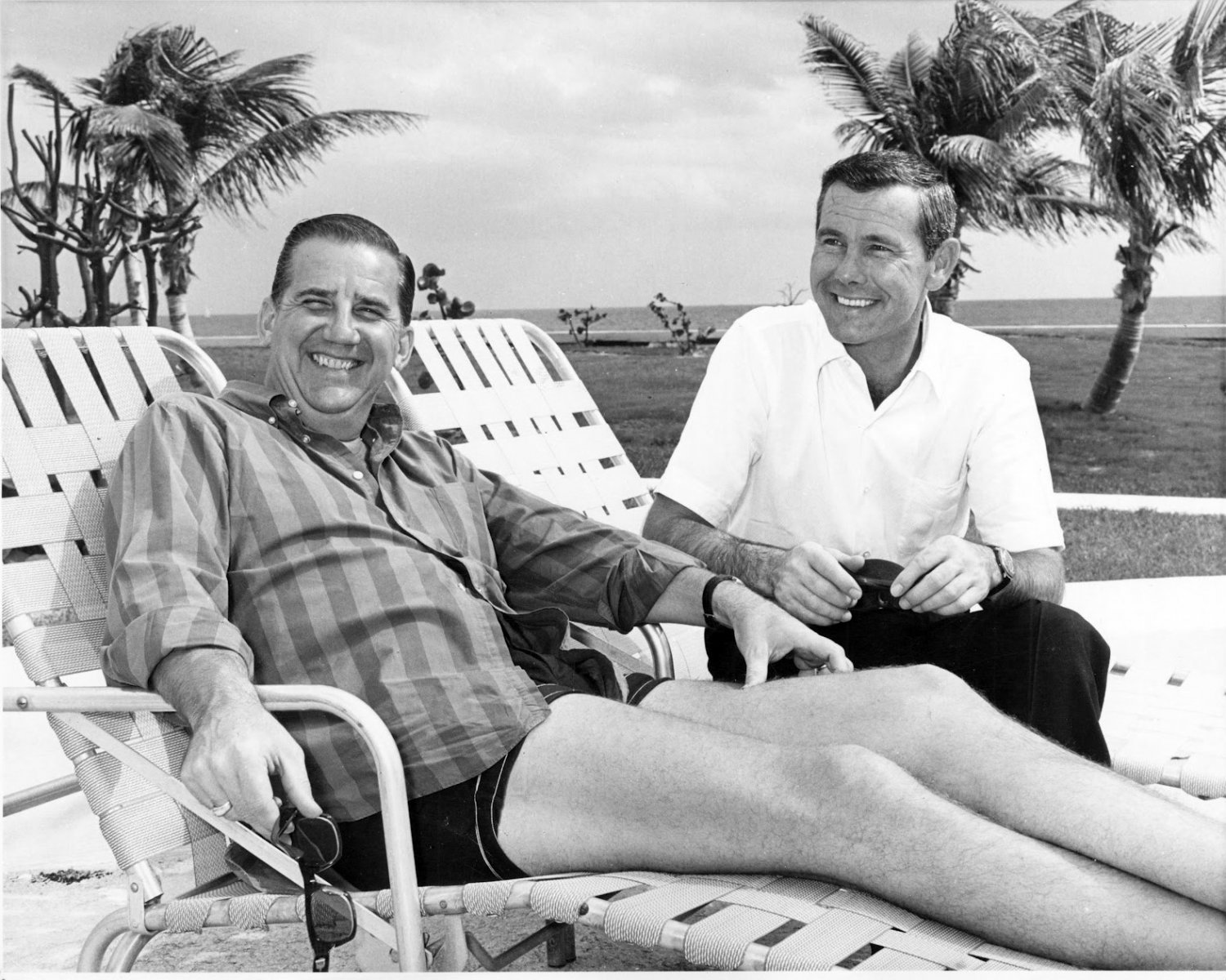 ED MCMAHON AND JOHNNY CARSON RELAX IN FLORIDA IN 1960s - 8X10 PHOTO (AA-172)
