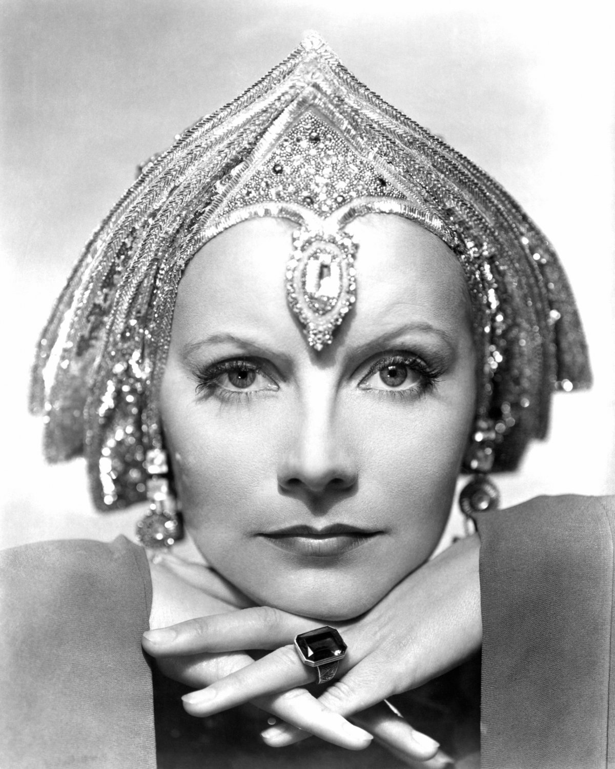 LEGENDARY ACTRESS GRETA GARBO IN 'MATA HARI' - 8X10 PUBLICITY PHOTO (AA-202)