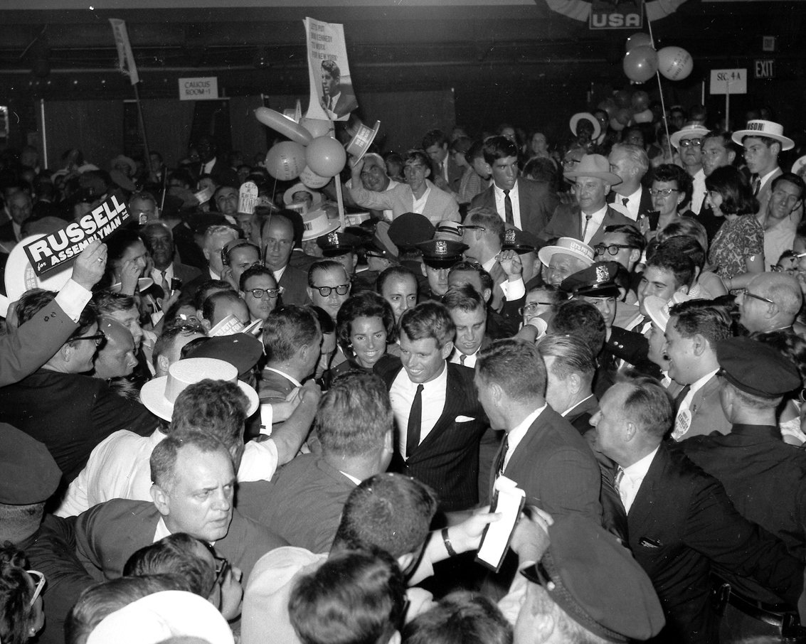 ROBERT KENNEDY WITH WIFE ETHEL SURROUNDED BY SUPPORTERS - 8X10 PHOTO (DA-404)