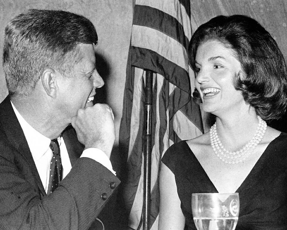 PRESIDENT JOHN F. KENNEDY WITH WIFE JACKIE 8X10 PHOTO (AA385)