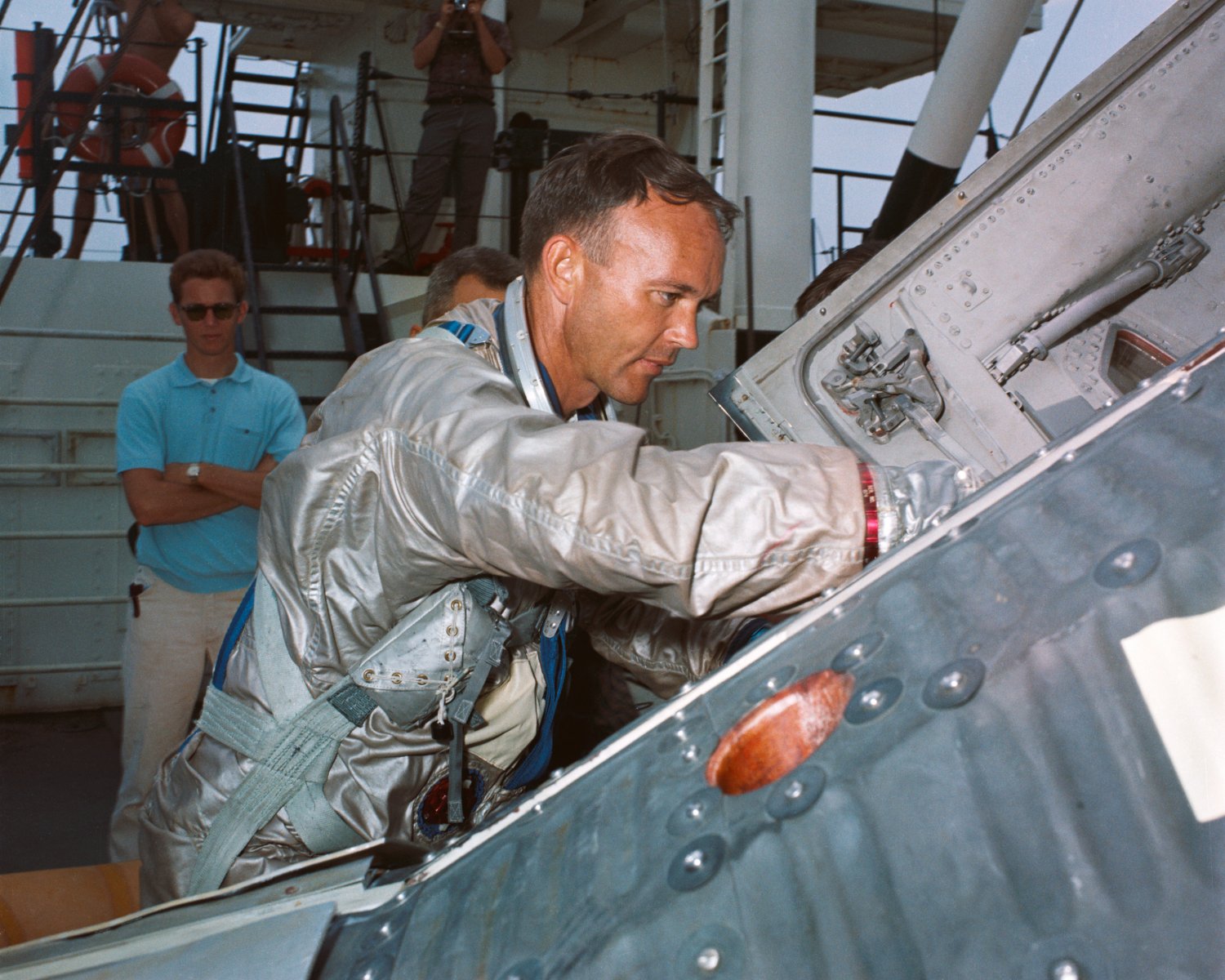 ASTRONAUT MICHAEL COLLINS DURING WATER EGRESS TRAINING - 8X10 PHOTO (AA-406)