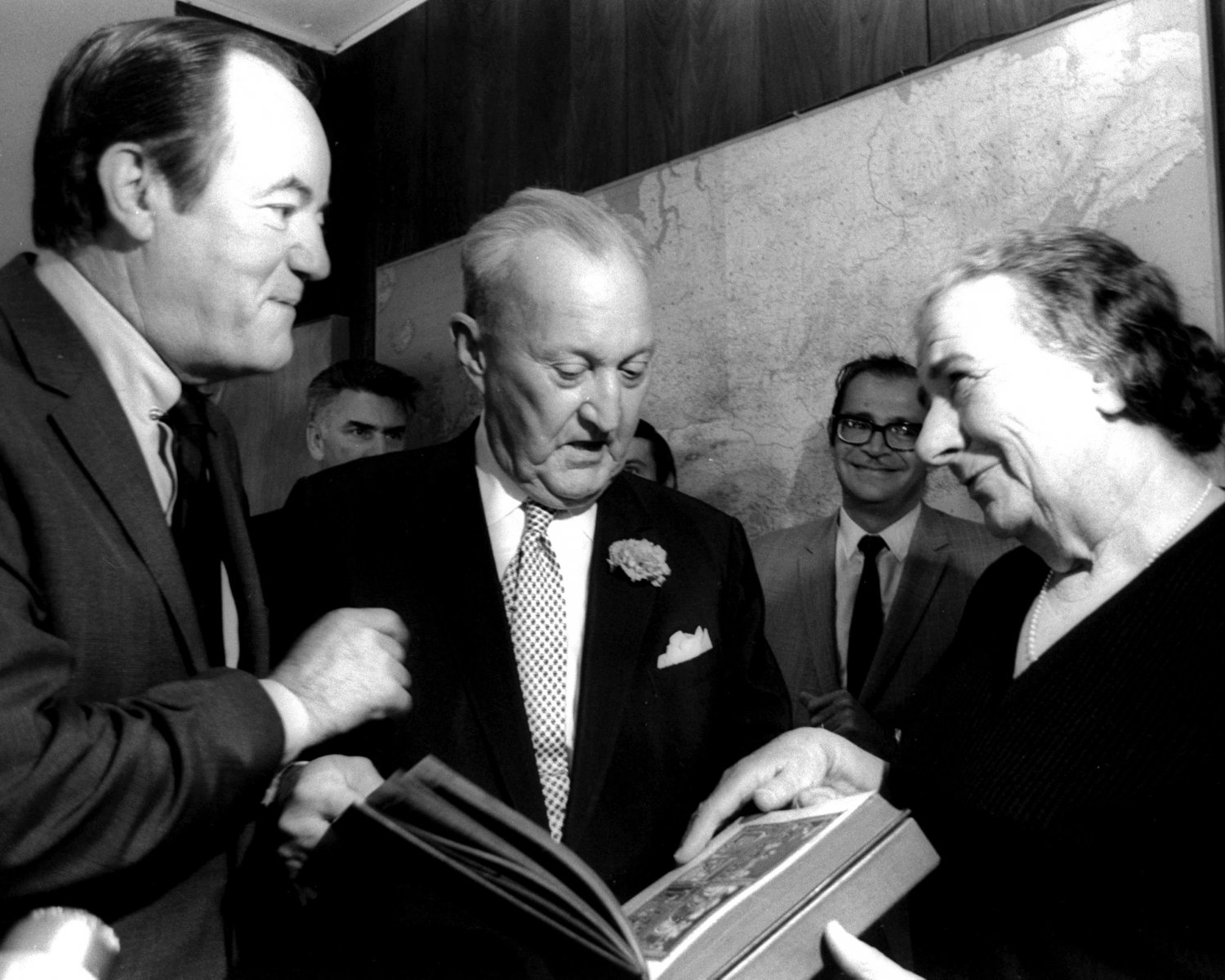 HUBERT HUMPHREY & SEN WILLIAM BENTON WITH GOLDA MEIR IN 1970 8X10 PHOTO (AA-936)