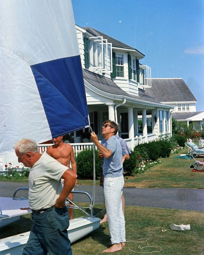 PRESIDENT JOHN F. KENNEDY INSPECTS A SAILBOAT HYANNIS PORT - 8X10 PHOTO (AA-681)
