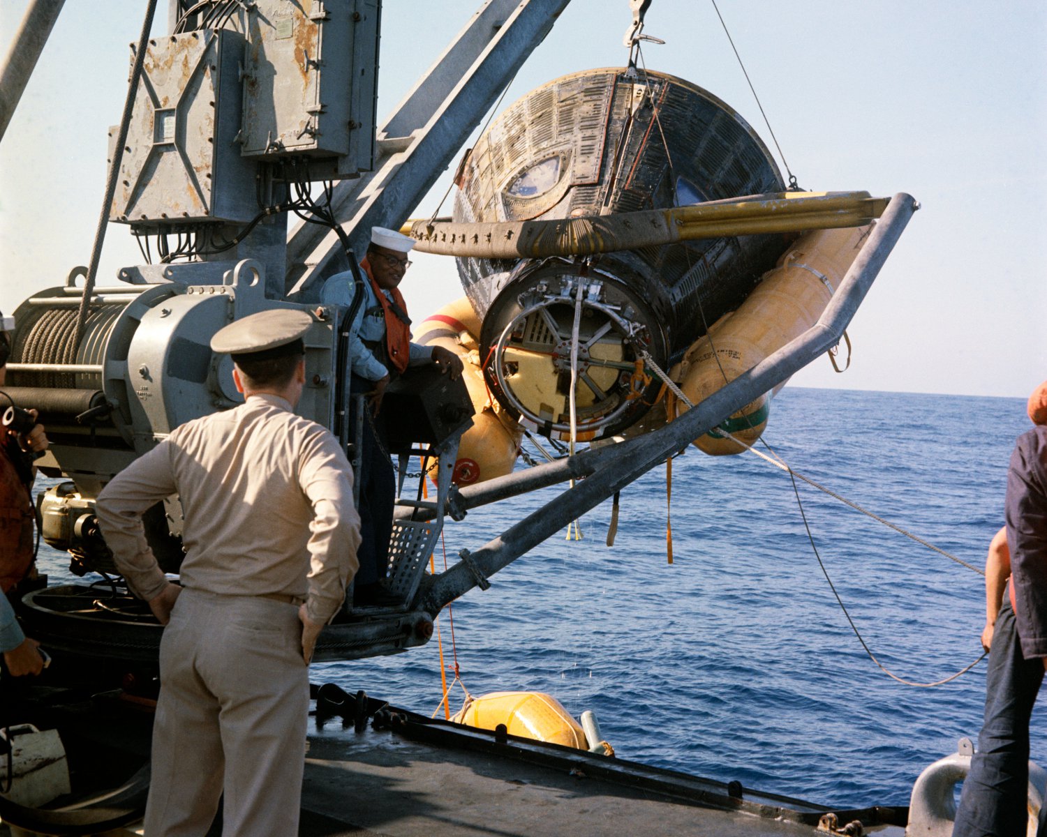GEMINI 8 IS HOISTED ABOARD THE USS LEONARD F. MASON - 8X10 NASA PHOTO (AA-551)
