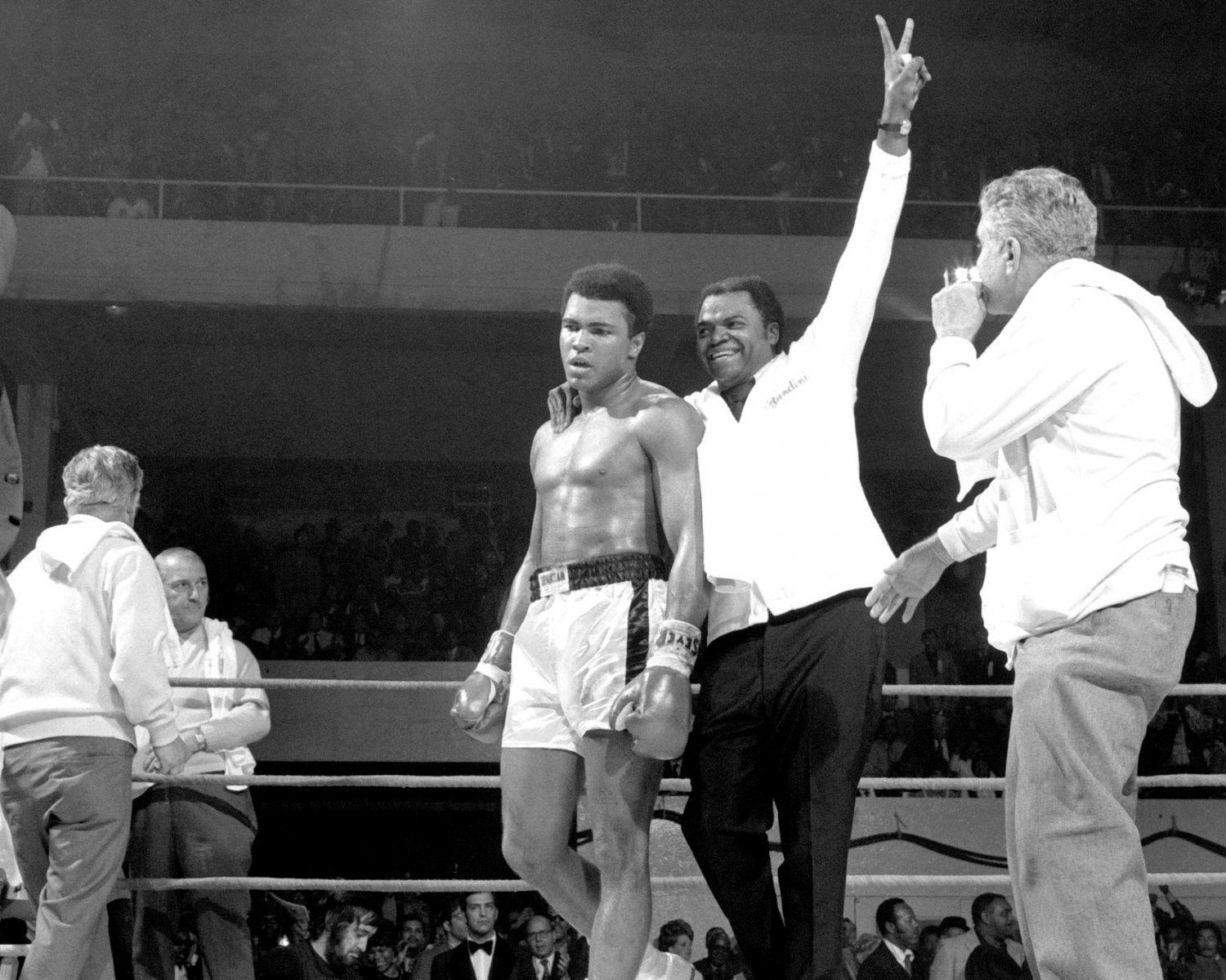 MUHAMMAD ALI AFTER TKO OF JERRY QUARRY IN ATLANTA 8X10 PUBLICITY PHOTO ...