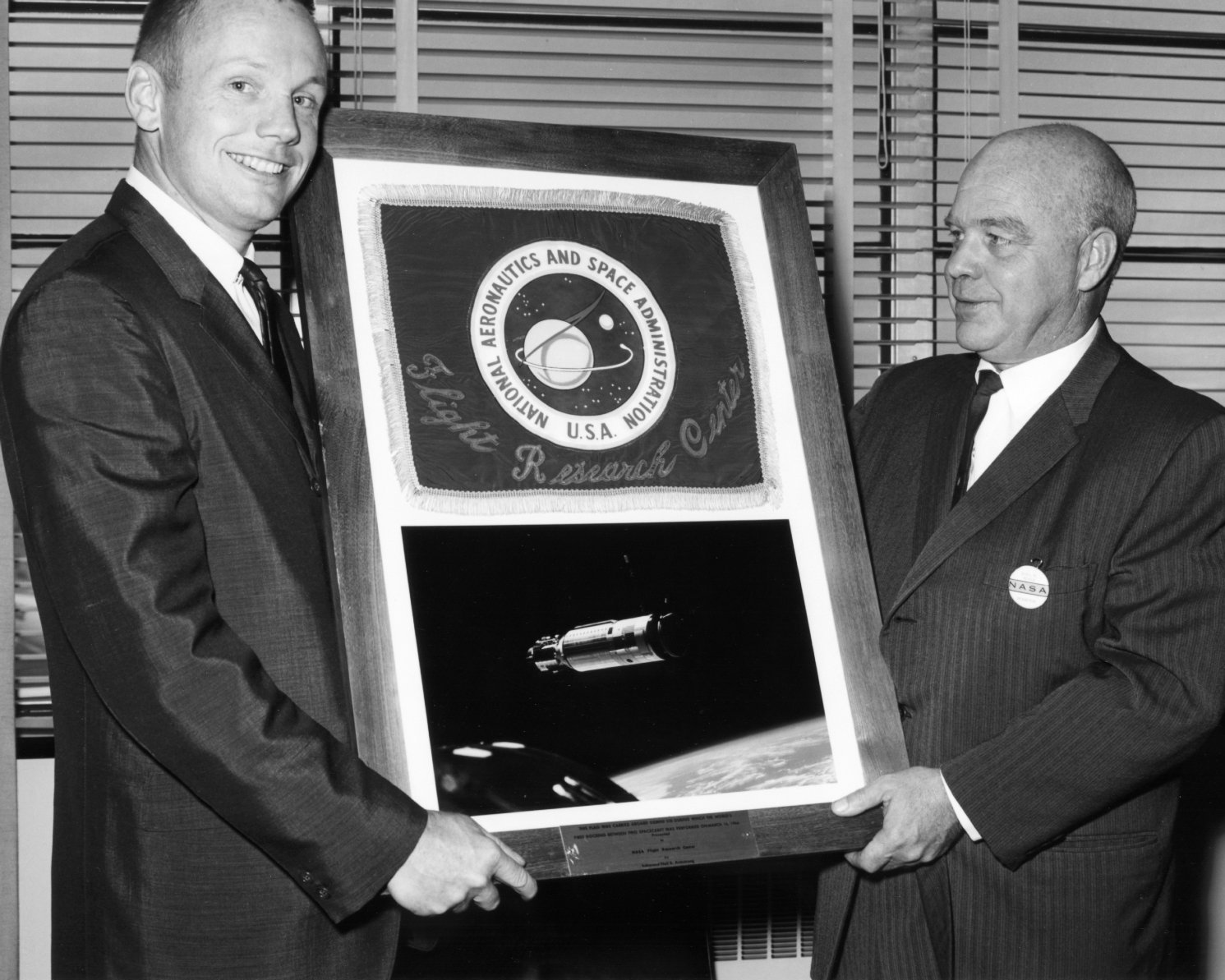 NEIL ARMSTRONG PRESENTS FLAG FLOWN ON THE GEMINI 8 MISSION 8X10 PHOTO (AA554)