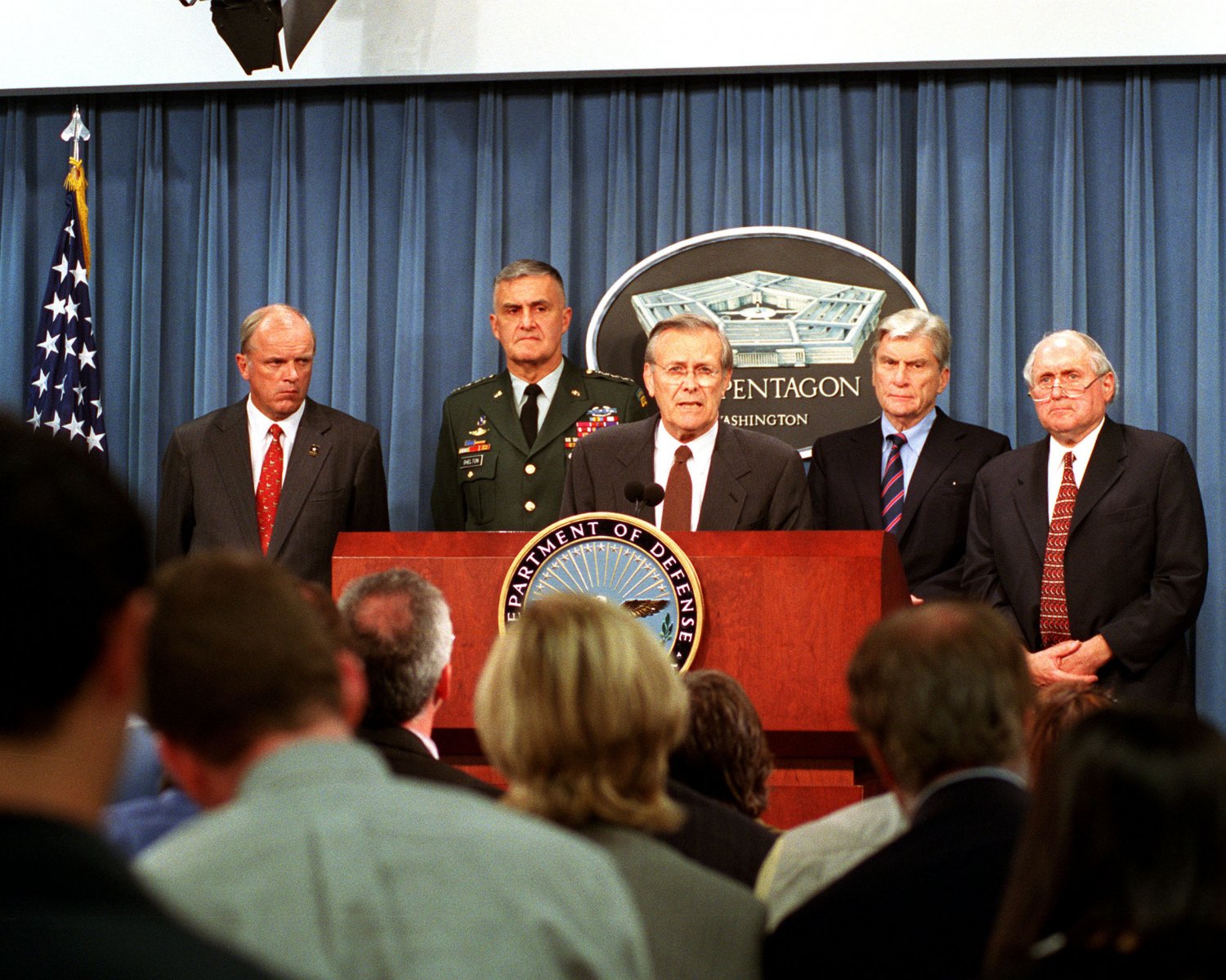 DONALD RUMSFELD & OTHERS AT PENTAGON BRIEFING SEPTEMBER 11 - 8X10 PHOTO (EP-465)
