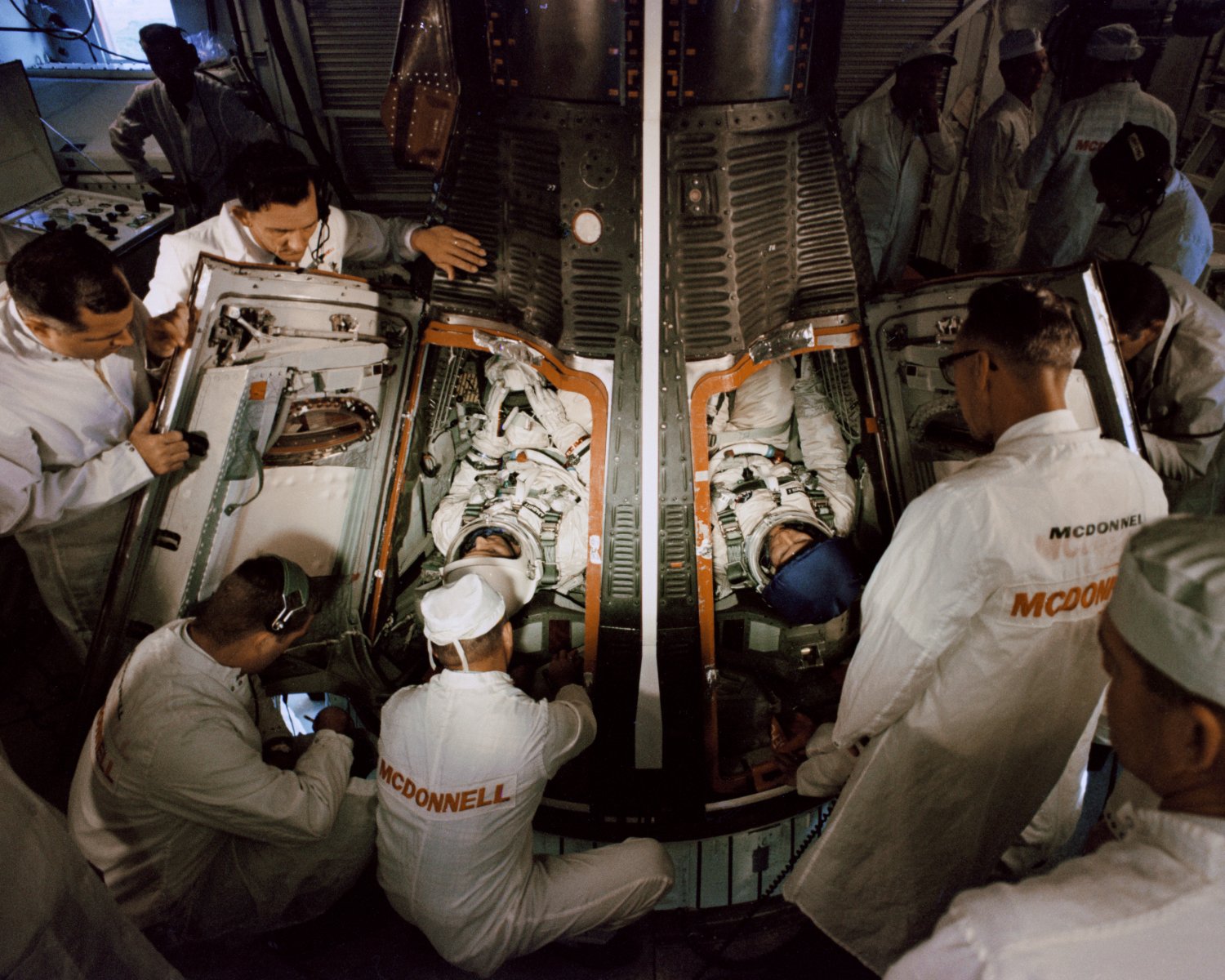 GEMINI 4 ASTRONAUTS ED WHITE AND JIM McDIVITT INSIDE CRAFT - 8X10 PHOTO (AA-499)