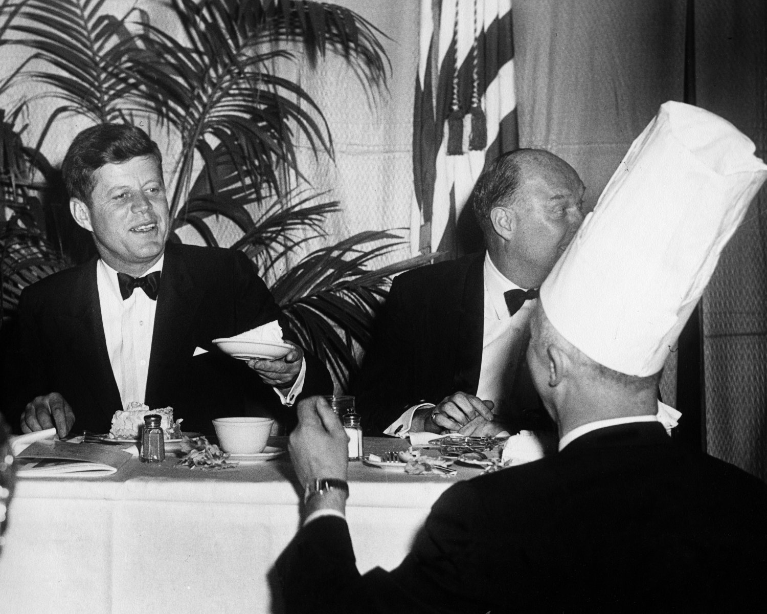 PRESIDENT JOHN F. KENNEDY TALKS WITH CHEF AT BIRTHDAY PARTY 8X10 PHOTO (AA-262)