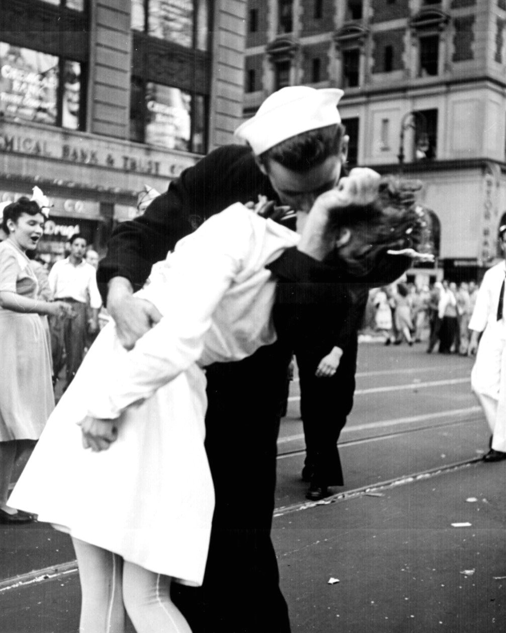 SOLDIER CELEBRATES END OF WWII KISSING GIRL IN TIMES SQUARE 8X10 PHOTO (AA-534)