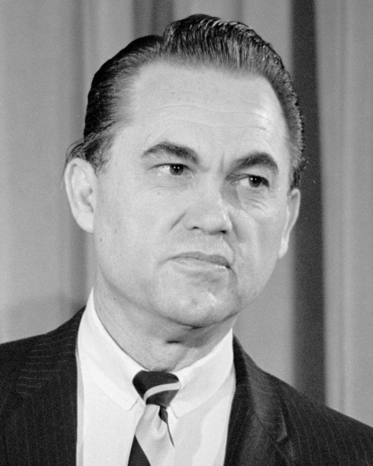 FMR ALABAMA GOV GEORGE WALLACE ANNOUNCES HIS THIRD PRES RUN 8X10 PHOTO (AA-964)