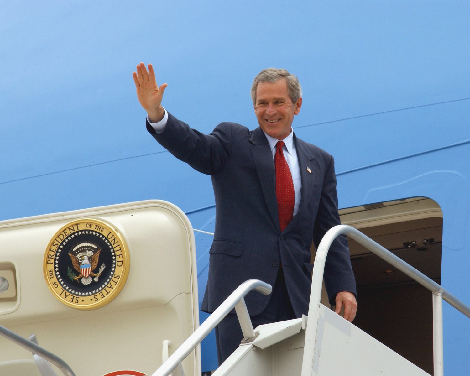 PRESIDENT GEORGE W. BUSH WAVES BEFORE ENTERING AIR FORCE ONE 8X10 PHOTO (BB-666)