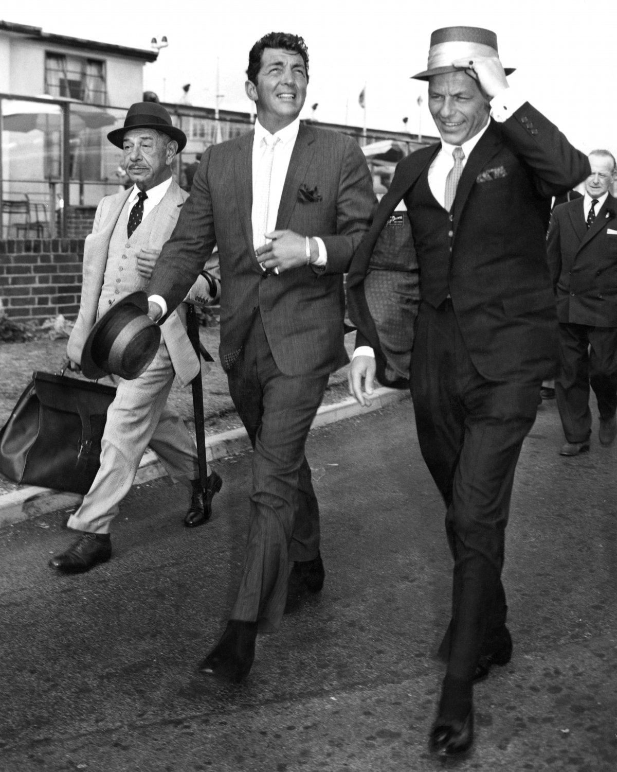 DEAN MARTIN AND FRANK SINATRA ARRIVE AT LONDON AIRPORT - 8X10 PHOTO (AA-235)