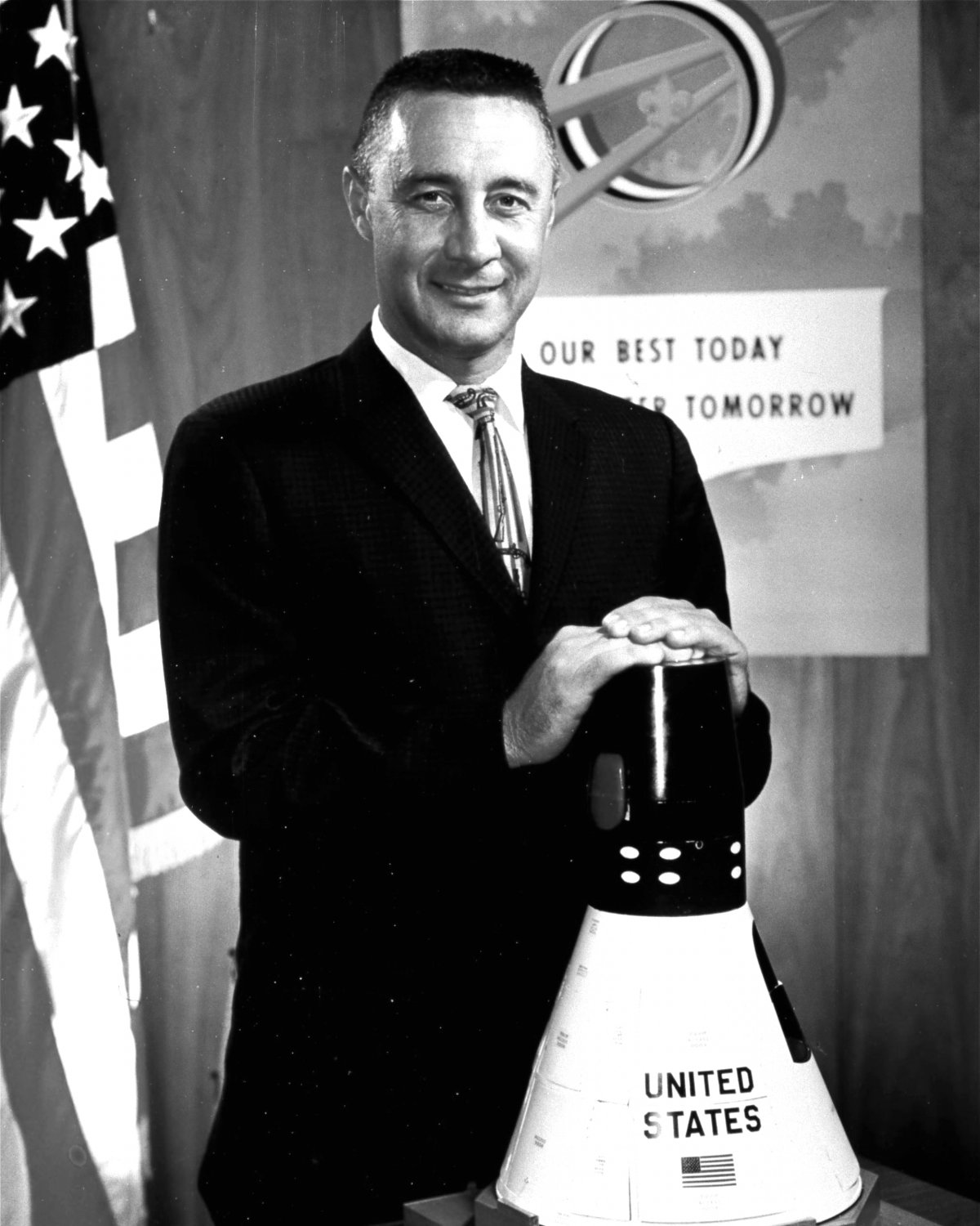 ASTRONAUT GUS GRISSOM IN 1959 - 8X10 NASA PHOTO (ZZ-086)