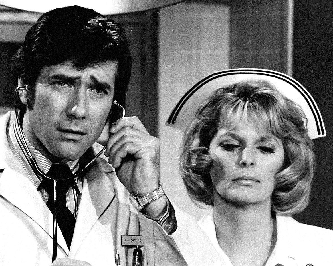 ROBERT FULLER JULIE LONDON IN TV SHOW 'EMERGENCY!' 8X10 PUBLICITY PHOTO (ZY-203)