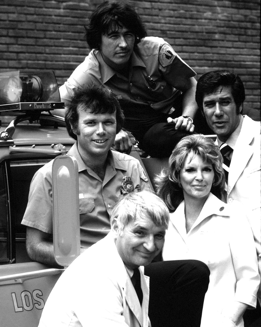 CAST SHOT FROM THE NBC TV SERIES 'EMERGENCY' - 8X10 PUBLICITY PHOTO (DA ...