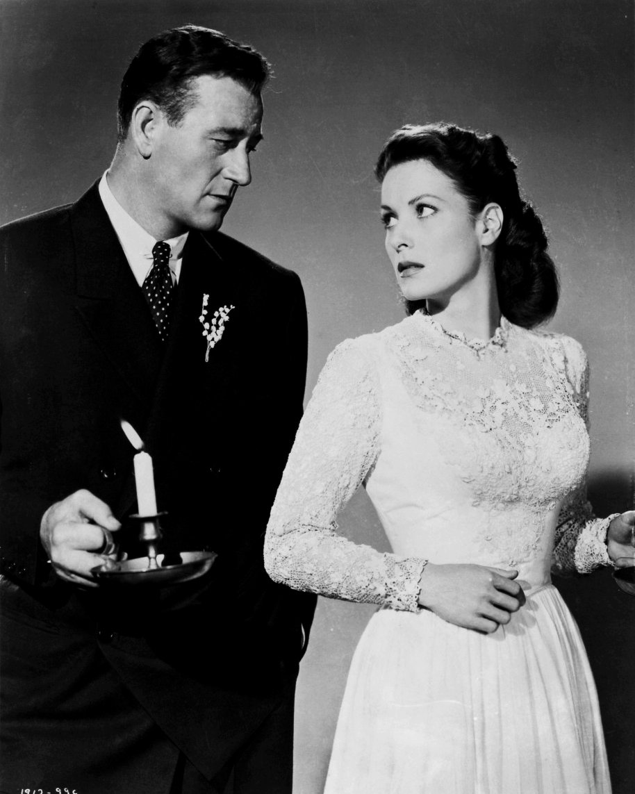 JOHN WAYNE AND MAUREEN O'HARA IN 'THE QUIET MAN' - 8X10 PUBLICITY PHOTO (ZY-080)