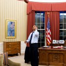PRESIDENT BARACK OBAMA TOSSES FOOTBALL IN THE OVAL OFFICE - 8X10 PHOTO (BB-891)