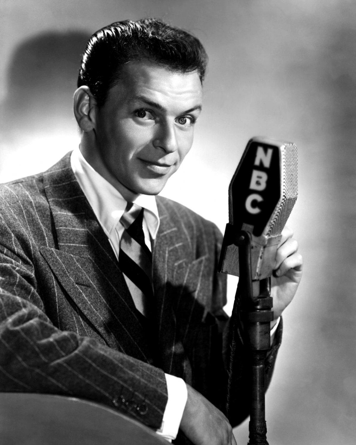 FRANK SINATRA LEGENDARY ENTERTAINER - 8X10 PUBLICITY PHOTO (BB-919)