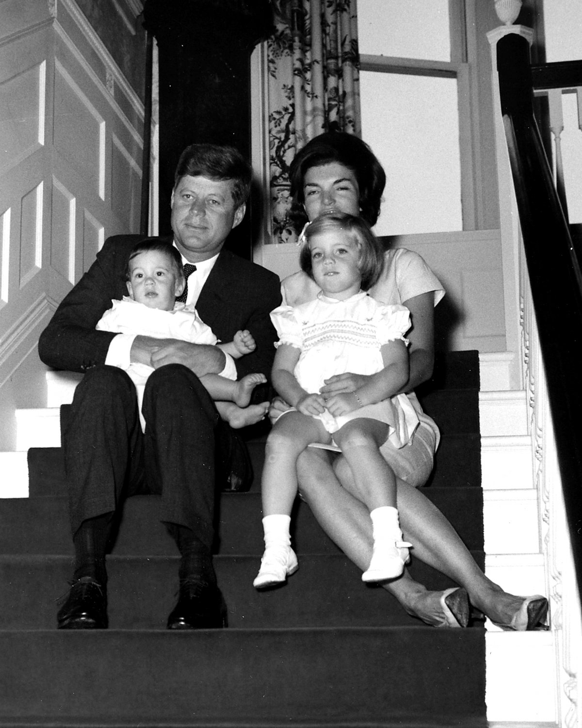 PRES JOHN F KENNEDY & JACKIE WITH FAMILY AT HAMMERSMITH FARM 8X10 PHOTO