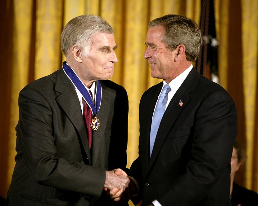 GEORGE W BUSH PRESENTS PRESIDENTIAL MEDAL TO CHARLTON HESTON 8X10 PHOTO (BB-993)